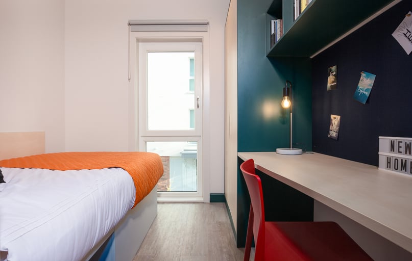 Silver En Suite, Highlight Parkgate, 43-53 Montpelier Hill, City Centre, Dublin - Image 1